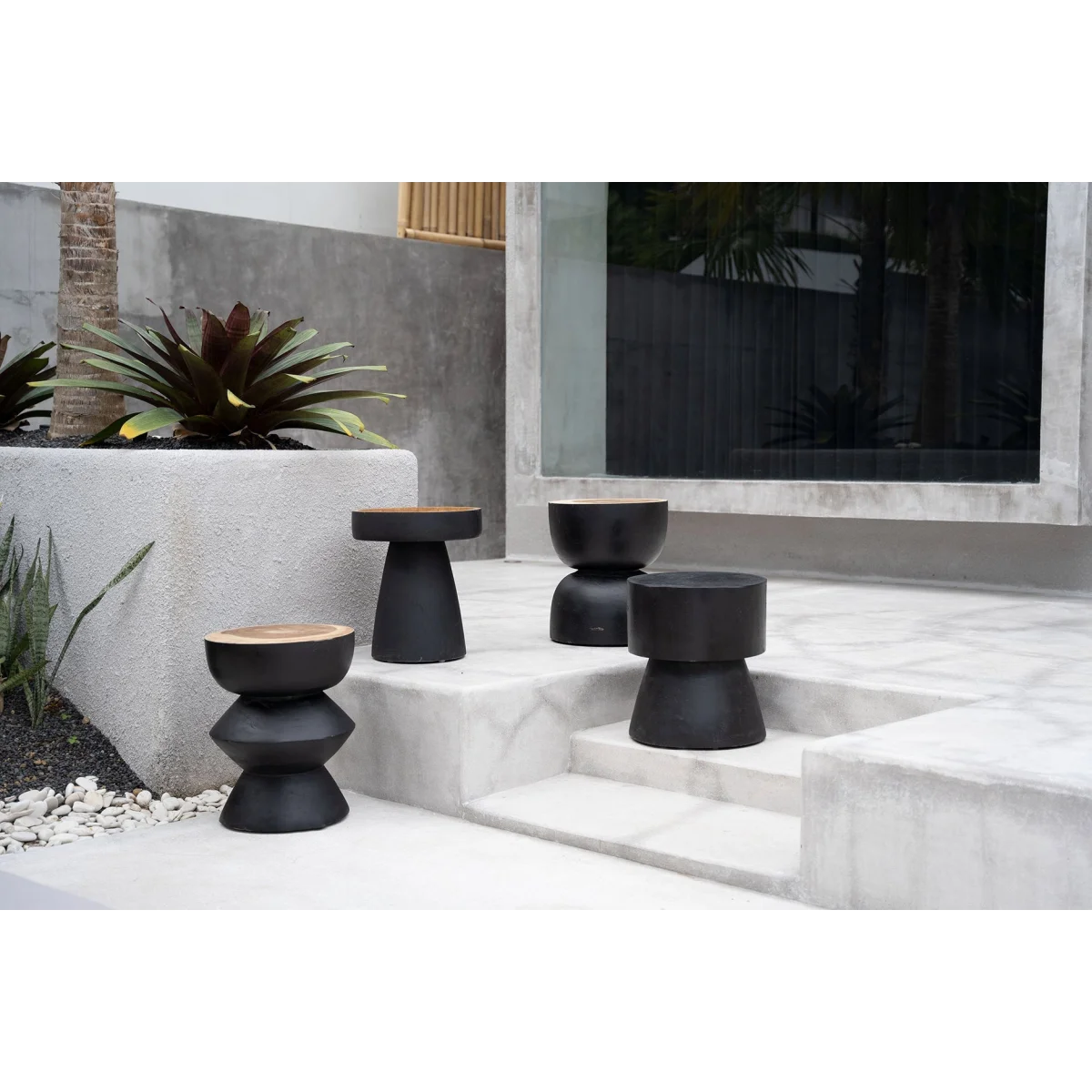 Tabouret en bois de suar noir 45 cm courbé artisanal