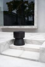 Tabouret en bois de suar noir 45 cm design épuré