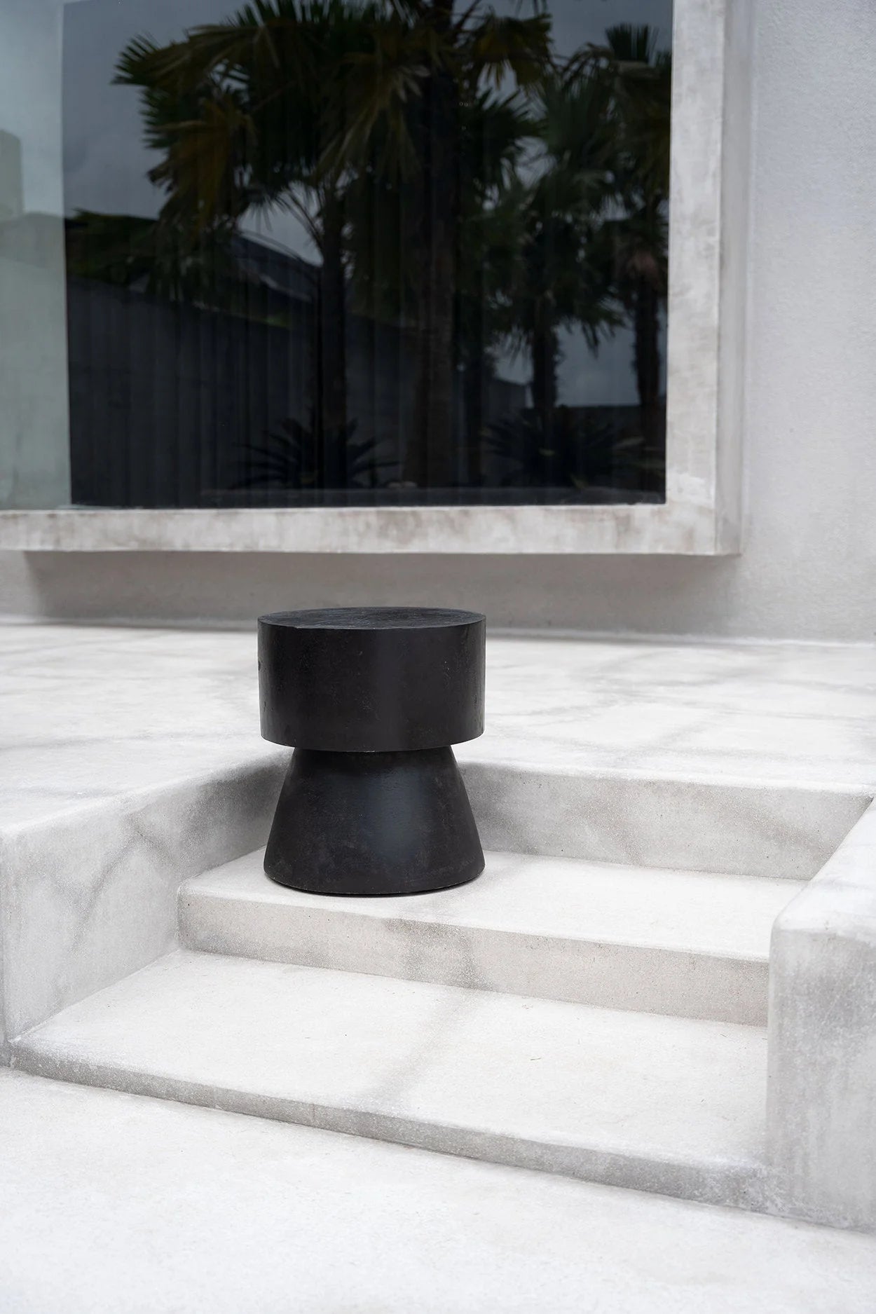 Tabouret en bois de suar noir 45 cm design épuré