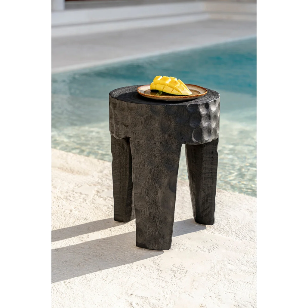 Tabouret en bois de suar noir effet martelé cylindrique – H45 cm