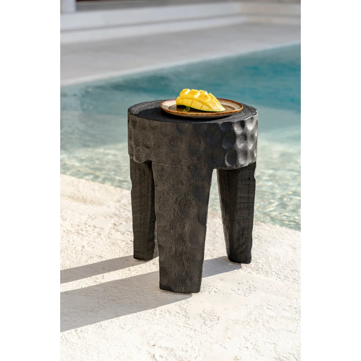 Tabouret en bois de suar noir effet martelé cylindrique – H45 cm