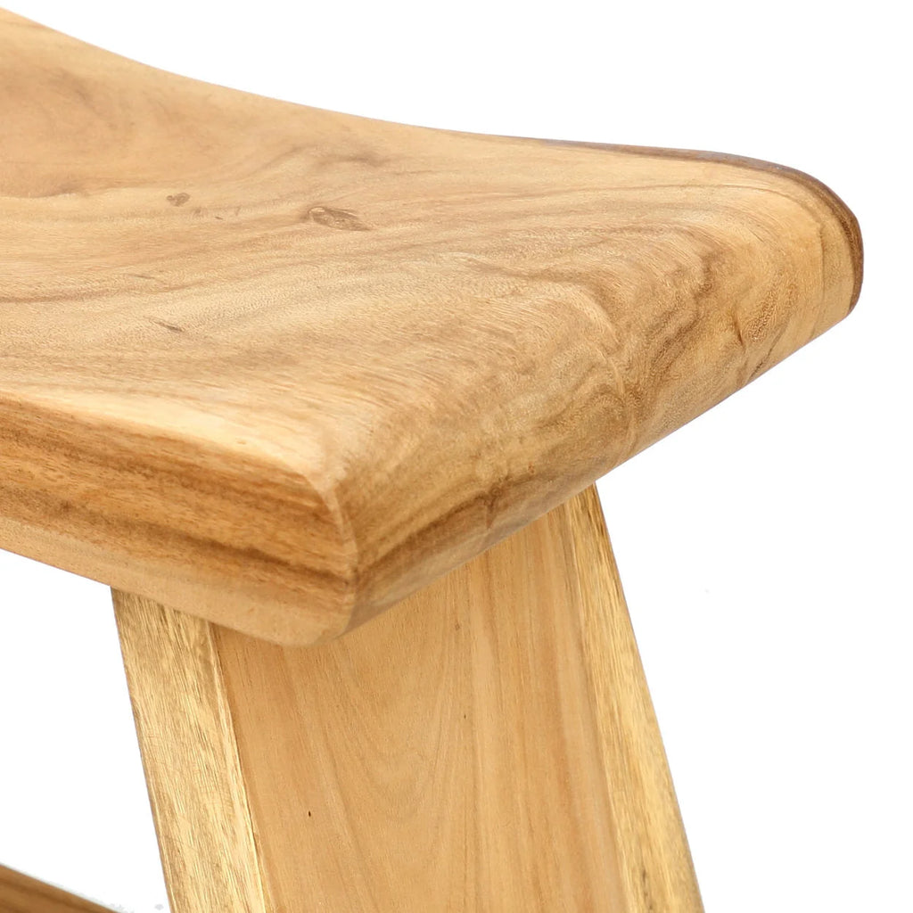 Tabouret en bois de Suar rectangulaire avec siège naturellement contourné et grain visible