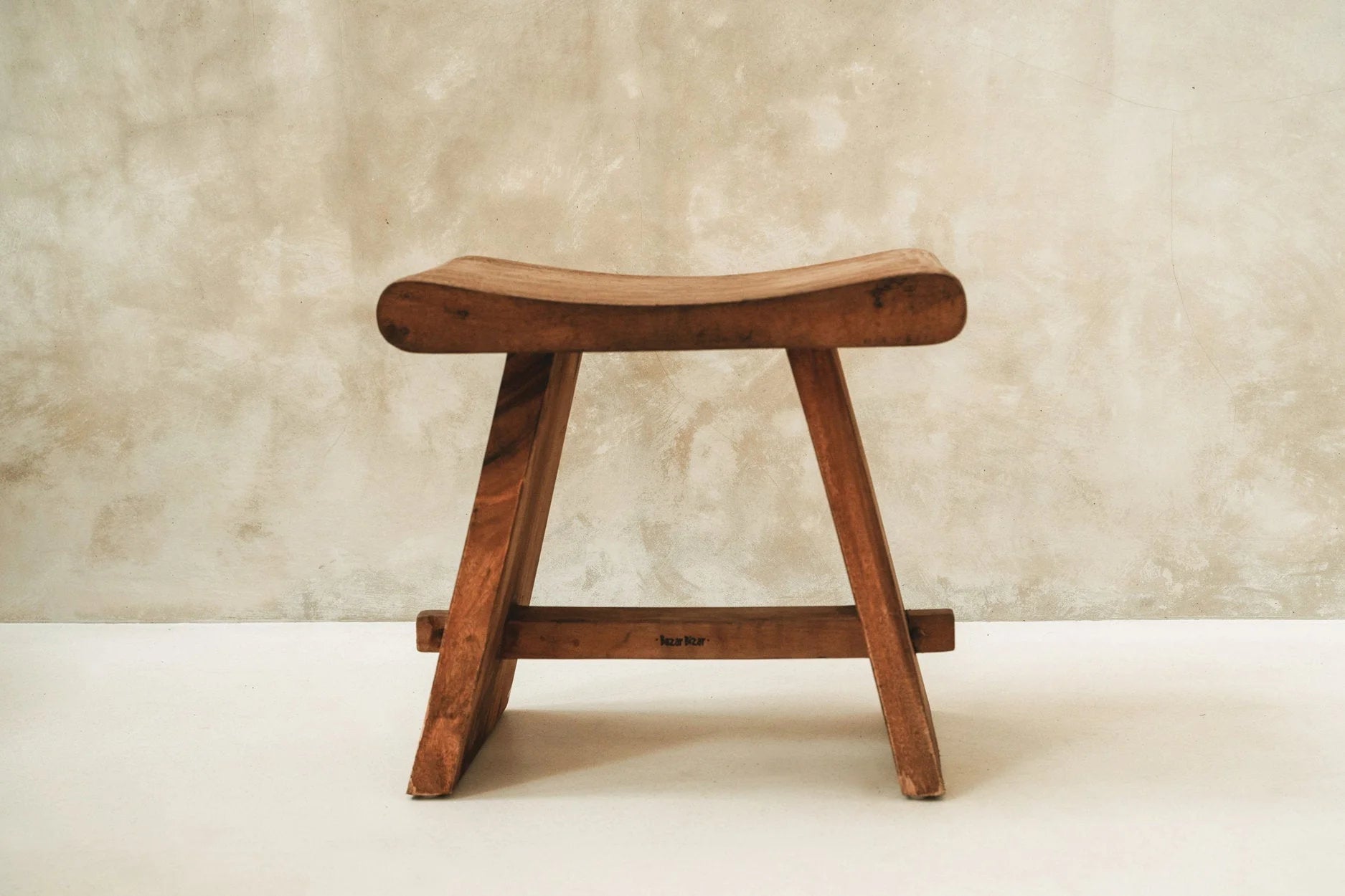 Tabouret en bois de Suar rectangulaire avec selle rustique en bois naturel