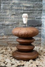 Disques en bois de teck naturel avec masque sur un tabouret en bois massif durée