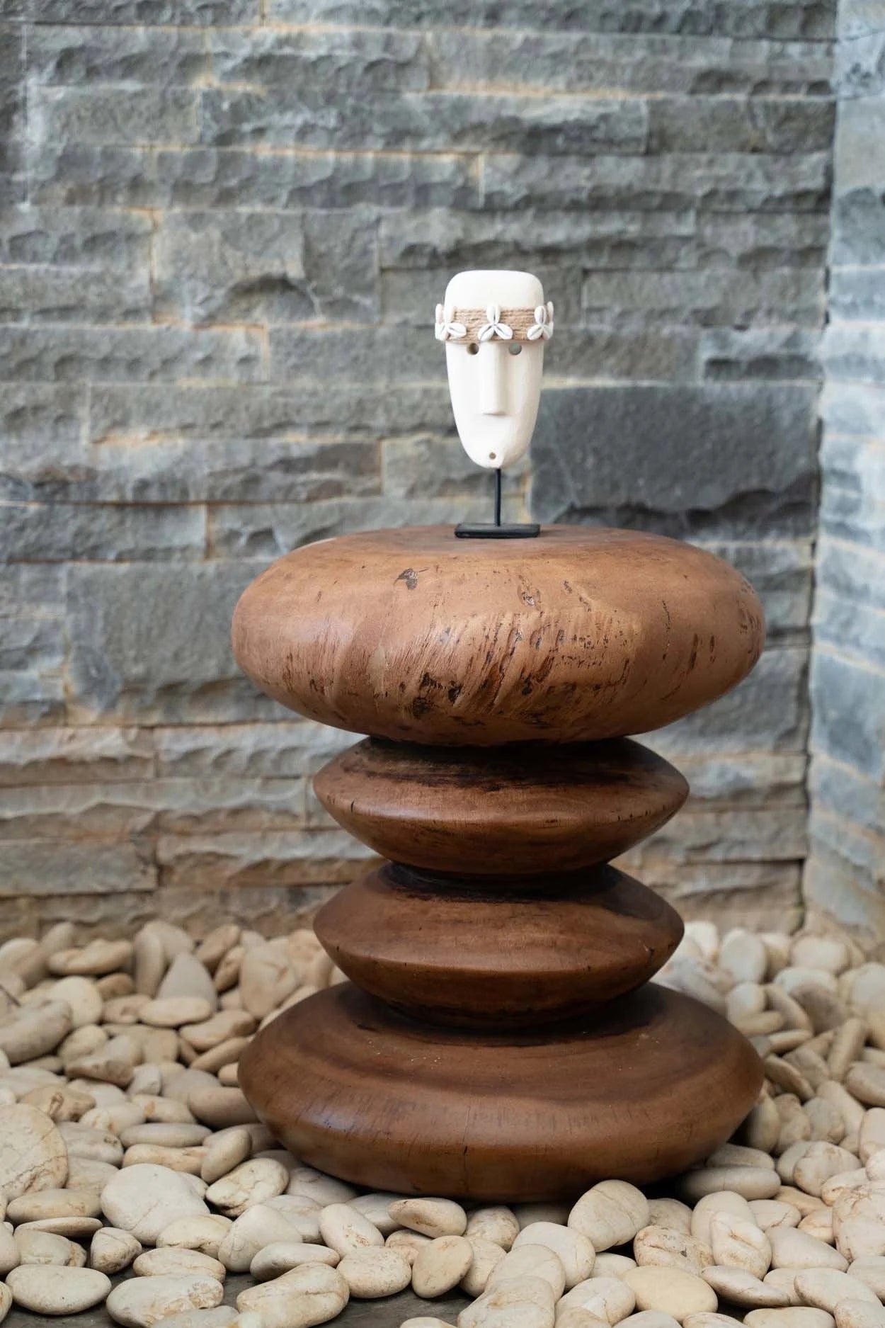 Disques en bois de teck naturel avec masque sur un tabouret en bois massif durée