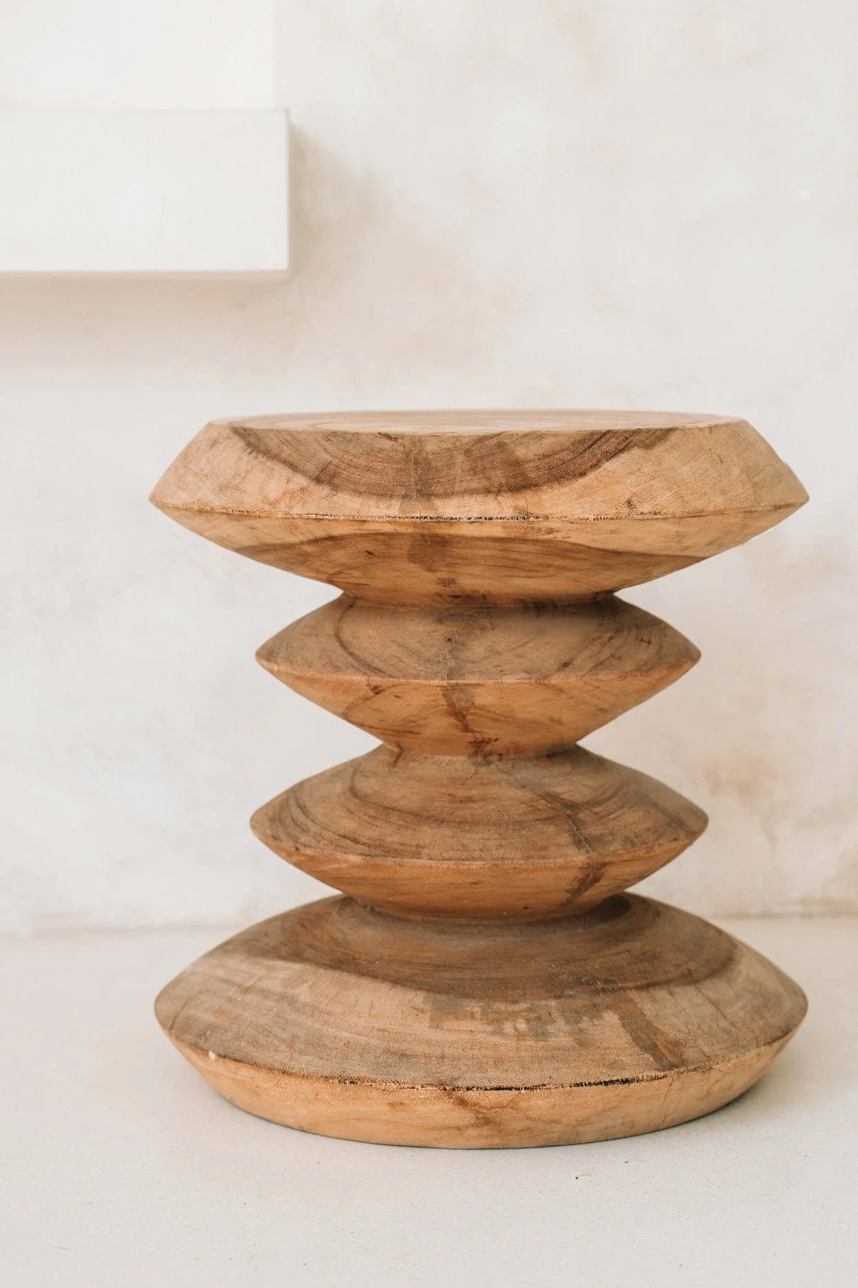 Tabouret en bois de teck massif forme sablier naturel en pile