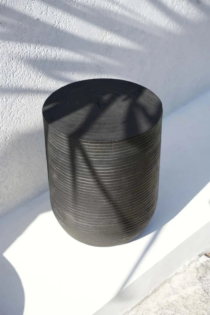 Tabouret Buntuk Noir, assise cylindrique sombre, rayurée et robuste