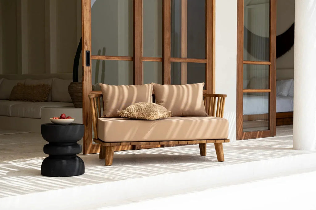 Canapé outdoor en bois avec coussins tan sur le produit Le Tabouret Cincin Noir
