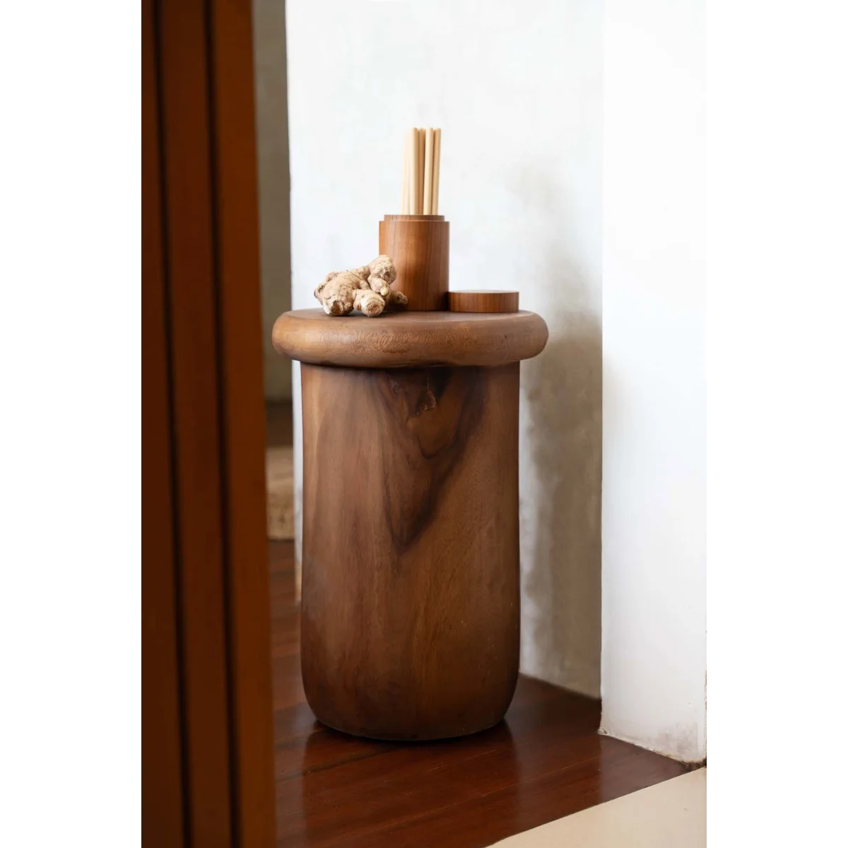 Tabouret cylindrique en bois de suar naturel à bord arrondi – H45 cm