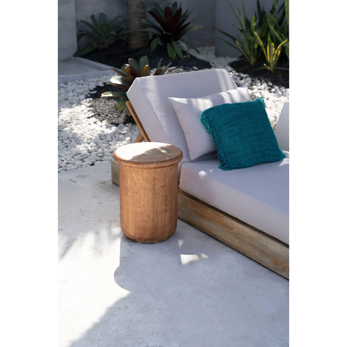 Tabouret cylindrique en bois de suar naturel à bord arrondi – H45 cm