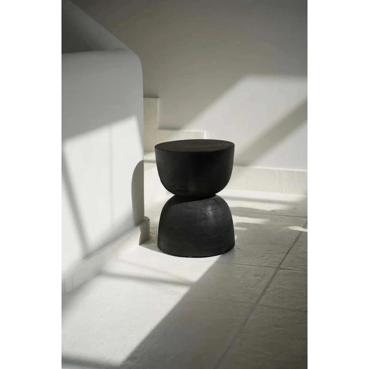 Tabouret cylindrique en bois de suar noir à finition lisse – H45 cm
