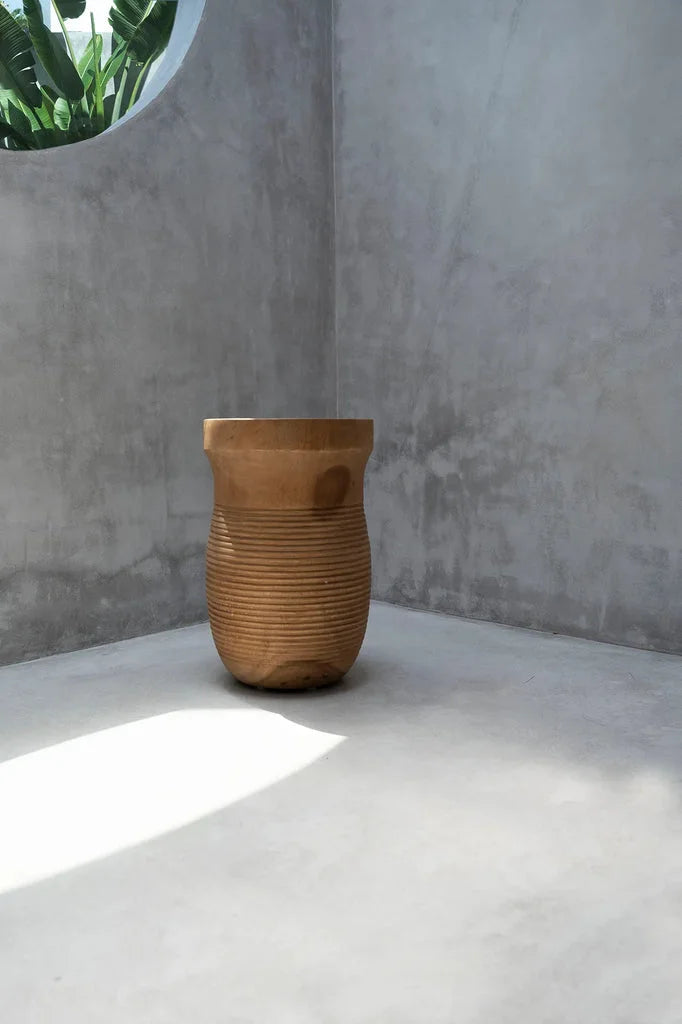 Tabouret Ezili Naturel en bois brun à texture ridée pour décoration intérieure