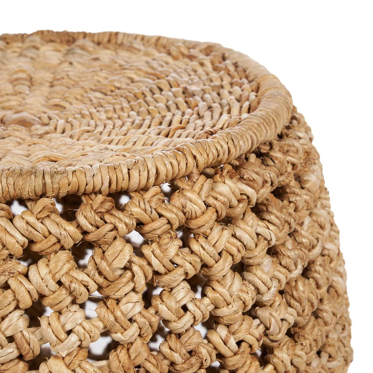 Panier en fibres naturelles tressées beige avec rebord enroulé et motif ajouré