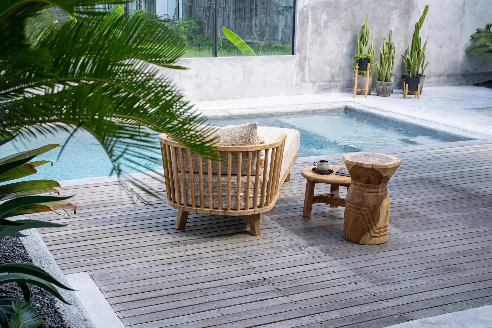 Plan d’assise extérieur avec tabouret géométrique en bois de Suar naturel 60 cm