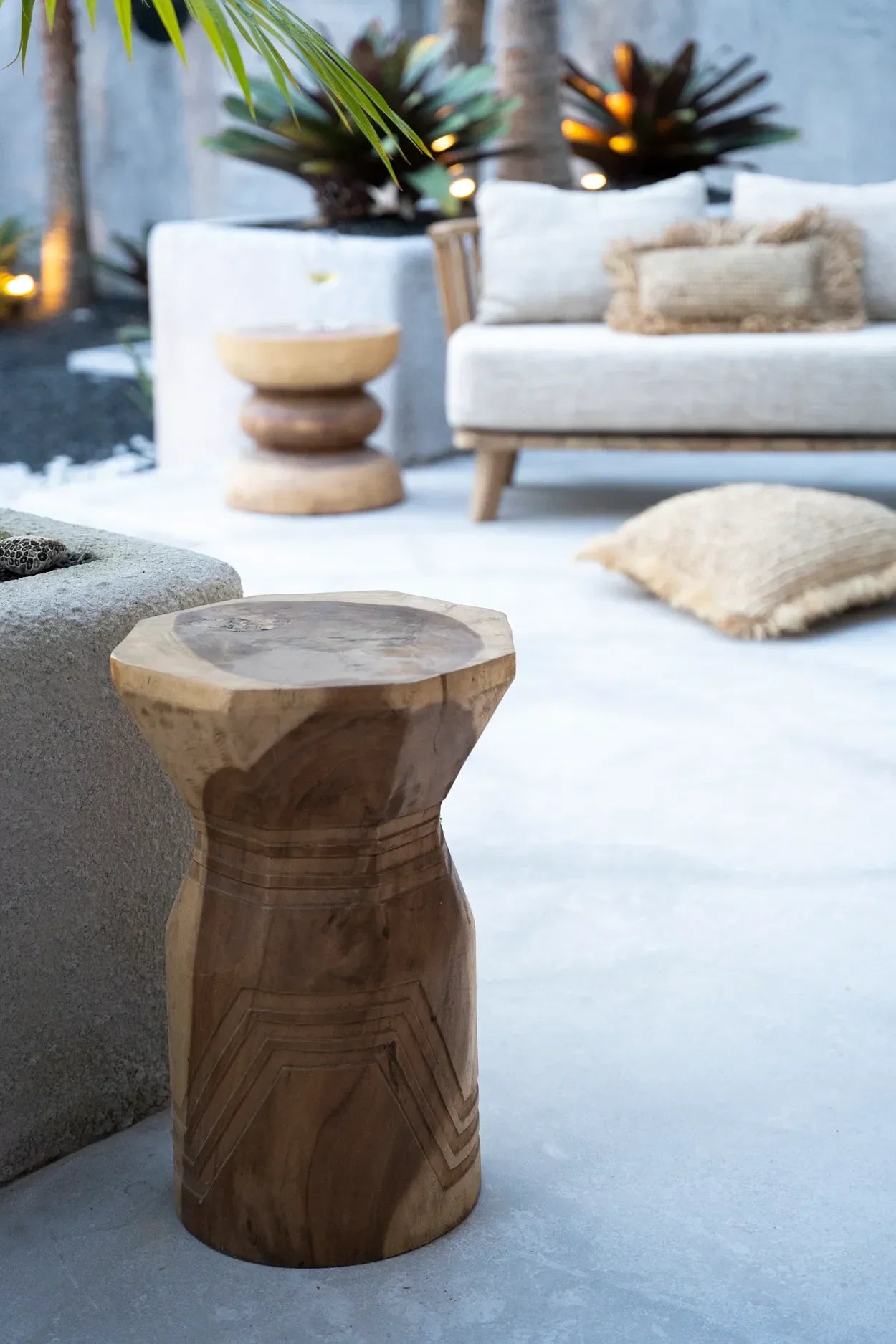 Tabouret géométrique en bois de Suar naturel, offrant un design sculpté unique