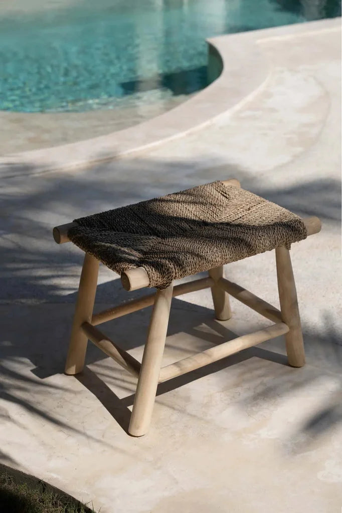 Assise en bois tissée sur le tabouret Porto Naturel M Le tabouret en herbe marine