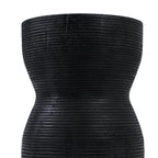 Object noir en forme de sablier avec des couches horizontales sur le Tabouret Kotoran Noir