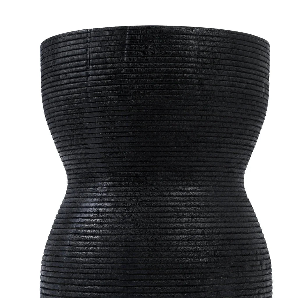 Object noir en forme de sablier avec des couches horizontales sur le Tabouret Kotoran Noir
