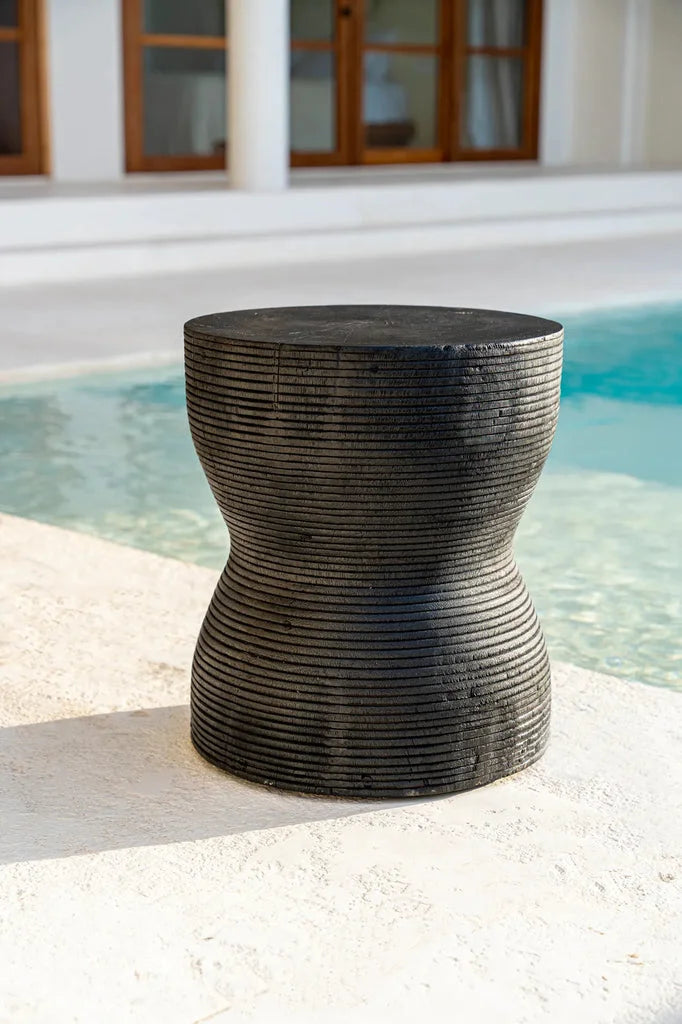 Tabouret Kotoran Noir en forme de sablier, gris foncé avec des rainures horizontales