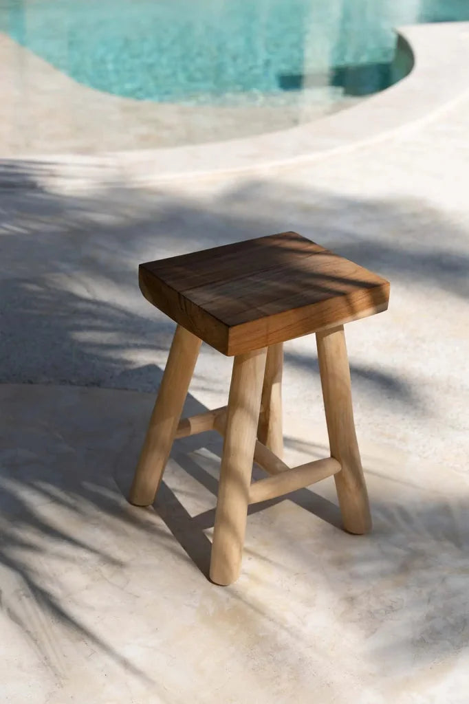 Tabouret Kudus en bois avec siège carré, style moderne et robuste