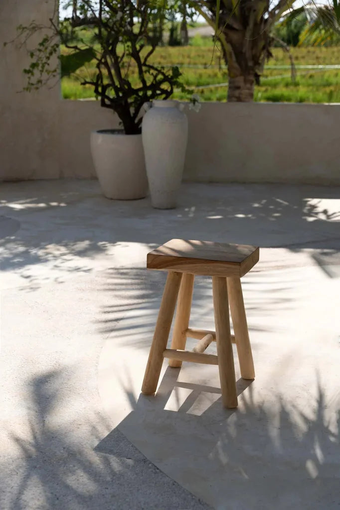 Tabouret Kudus en bois avec siège carré pour décoration intérieure élégante