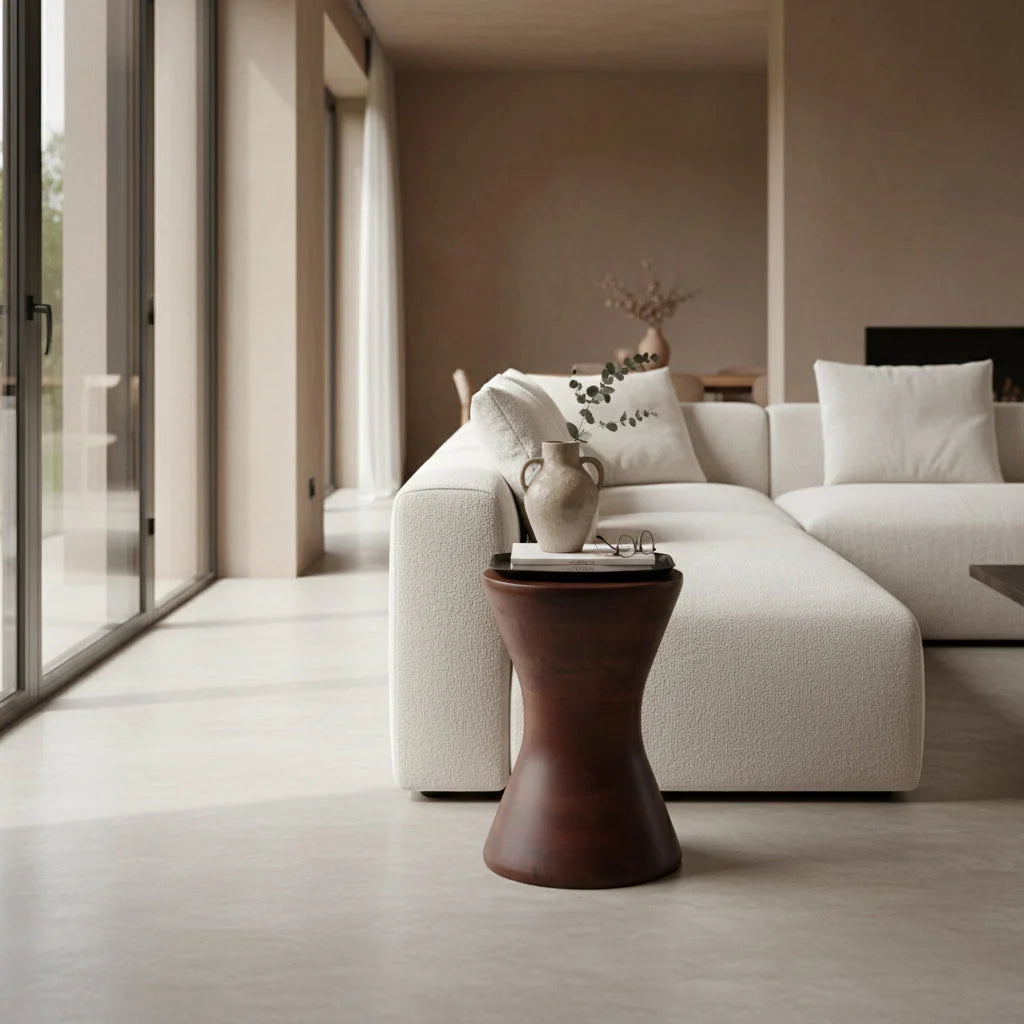 Table d’appoint en manguier brun forme sablier H45 cm