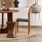 Chaise en bois de manguier brun avec siège tissé noir et marron, forme sablier, hauteur 45 cm