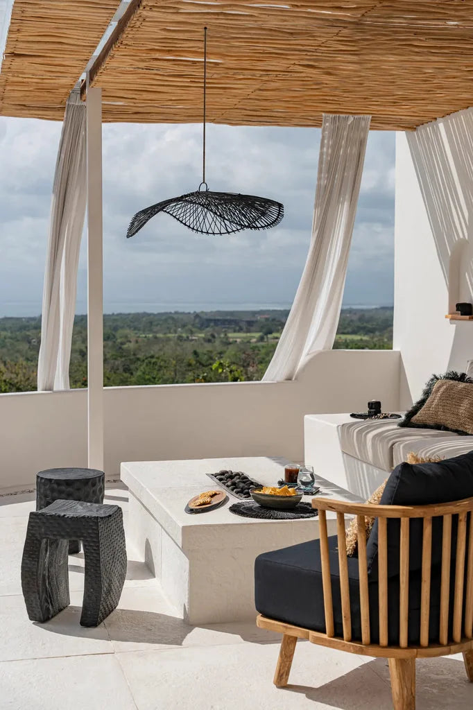 Espace de vie extérieure avec Le Tabouret Montano Noir sur une terrasse moderne