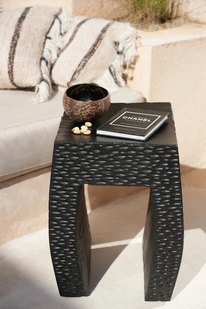 Table d’appoint noir texturé Le Tabouret Montano en acier moderne