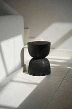 Tabouret de Montréal noir en forme d’heureuse noir à sablier