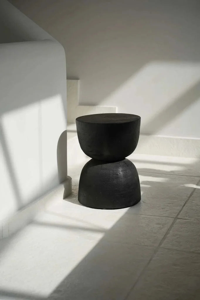Tabouret de Montréal noir en forme d’heureuse noir à sablier
