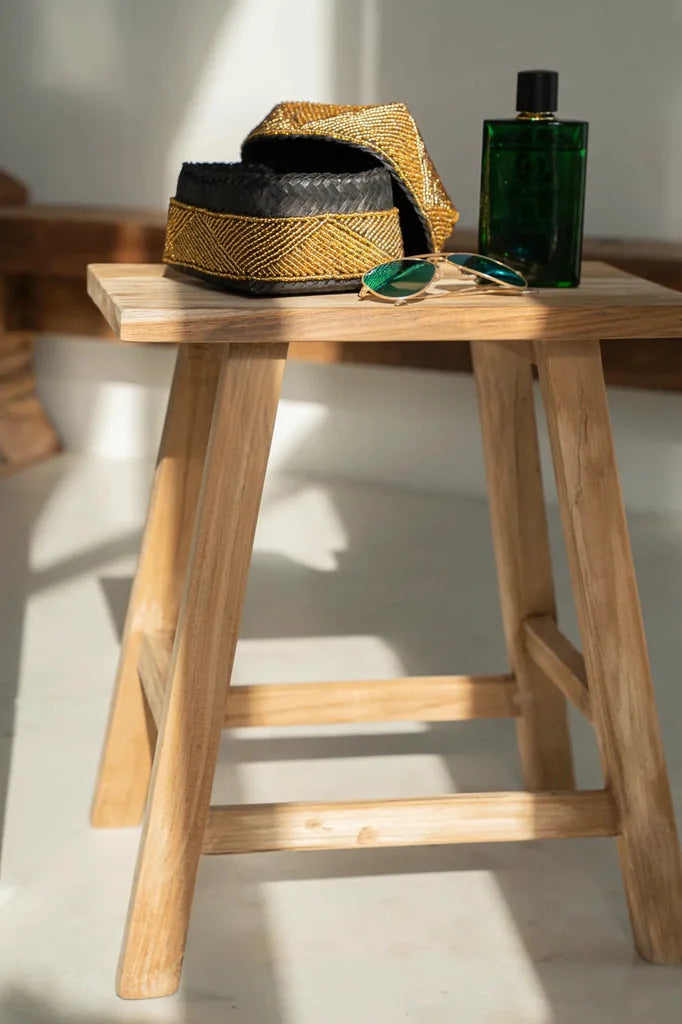 Tabouret Oriki Naturel en bois avec accessoires décoratifs élégant