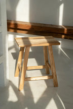 Chaise en bois avec siège carré pour le produit Le Tabouret Oriki Naturel