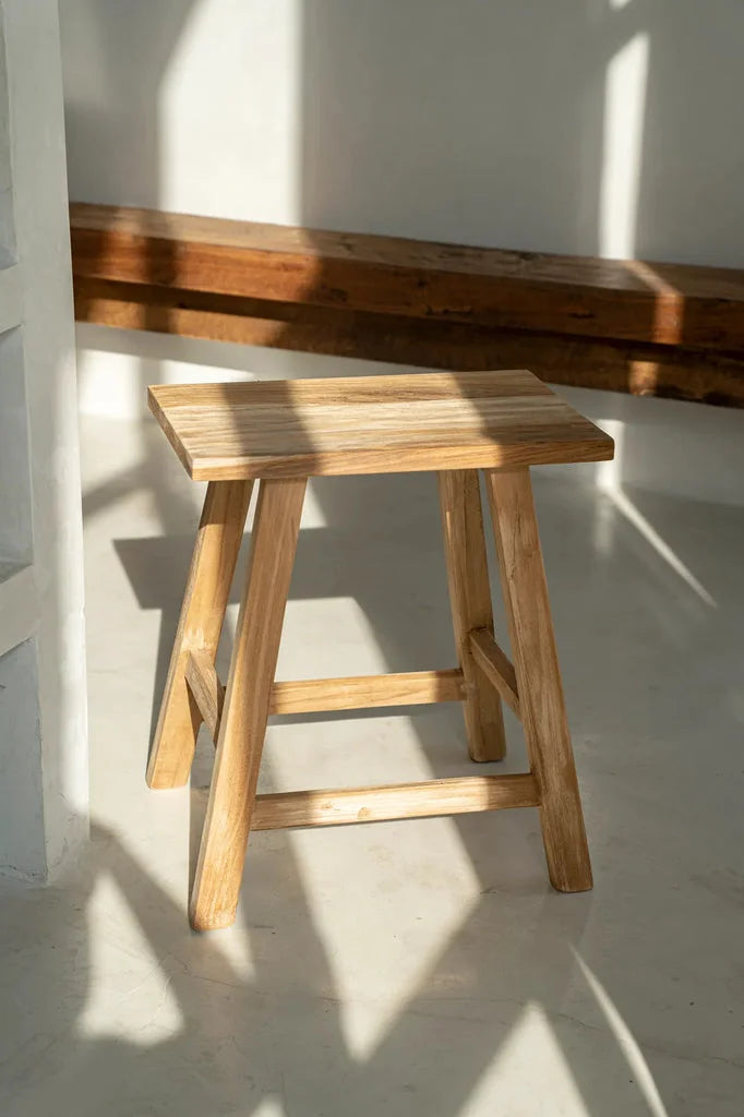 Chaise en bois avec siège carré pour le produit Le Tabouret Oriki Naturel