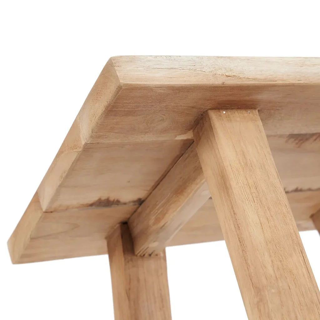 Vue sous le tabouret Oriki Naturel en bois massif pour une décoration chaleureuse
