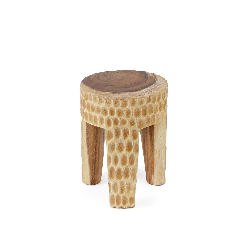 Tabouret en bois avec motif en nid d’abeille.