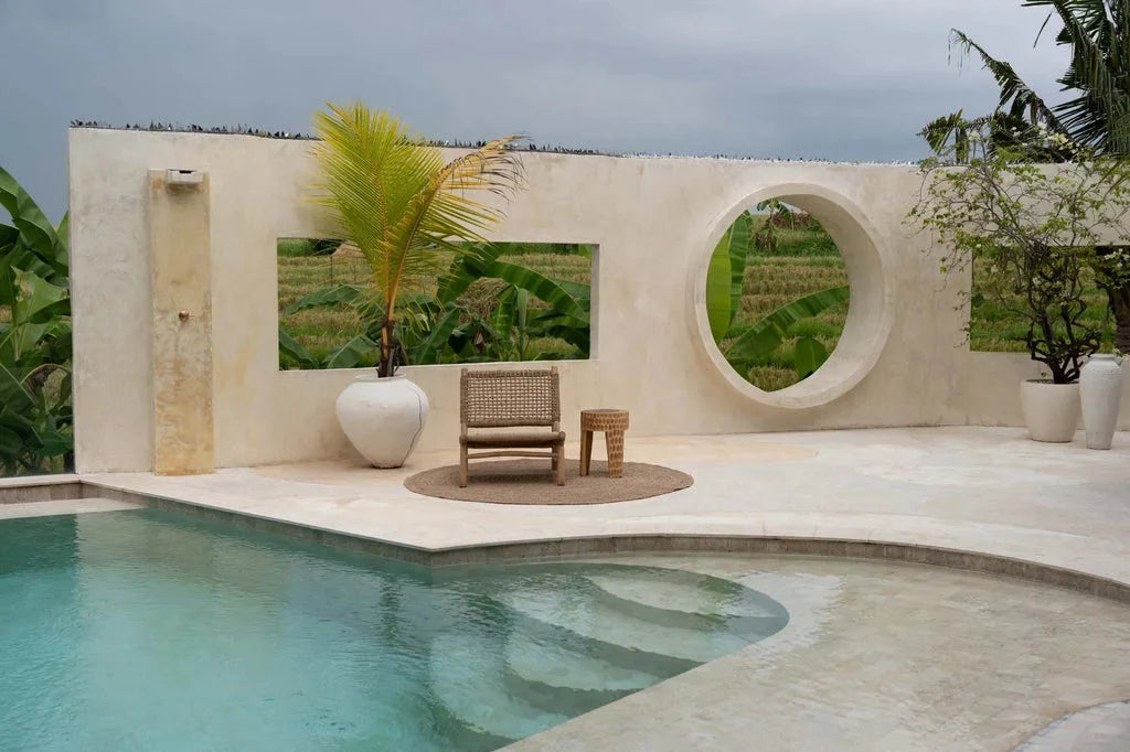 Zone de piscine extérieure au design minimaliste pour Le Tabouret Paramo Naturel