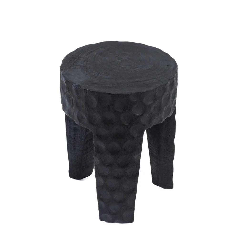 Tabouret Paramo Noir en bois noir texturé à trois pieds pour une déco élégante