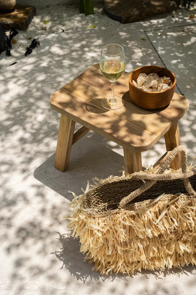 Tabouret Quincy Naturel avec verre de vin et snacks pour une décoration naturelle