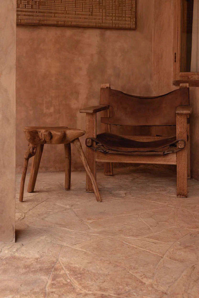 Tabouret racine teck organique naturel H45 cm, vue dos, cuir sombre