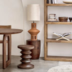 Lampe de table en terre cuite avec abat-jour lin beige texturé et découpes géométriques sur base en bois de manguier brun foncé sculpté, H45 cm