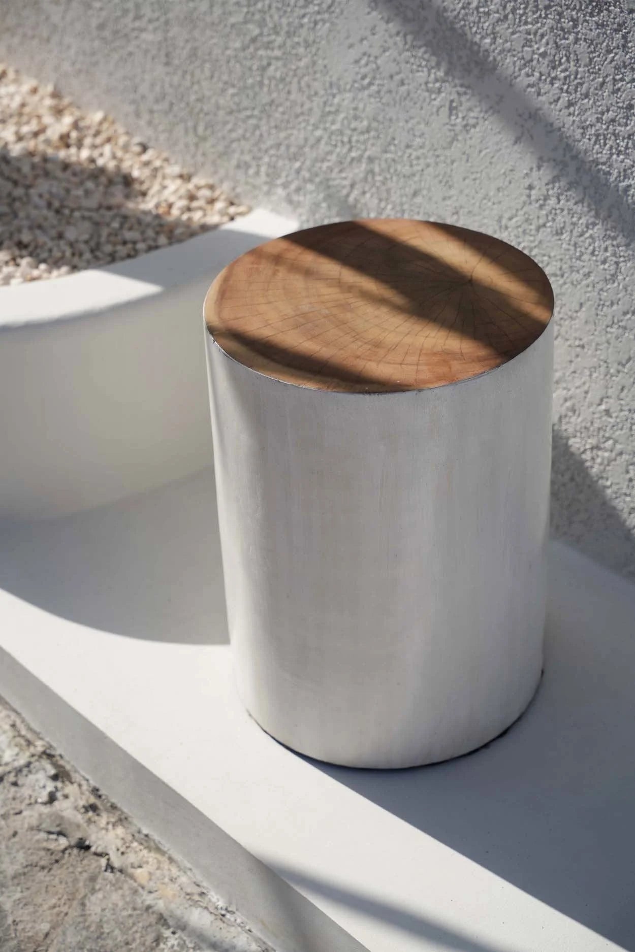 Tabouret rond en bois massif blanc naturel fait main avec plateau en bois clair H40 cm