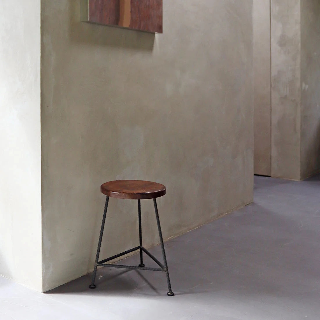 Tabouret rond en bois recyclé et métal noir industriel, H48 cm