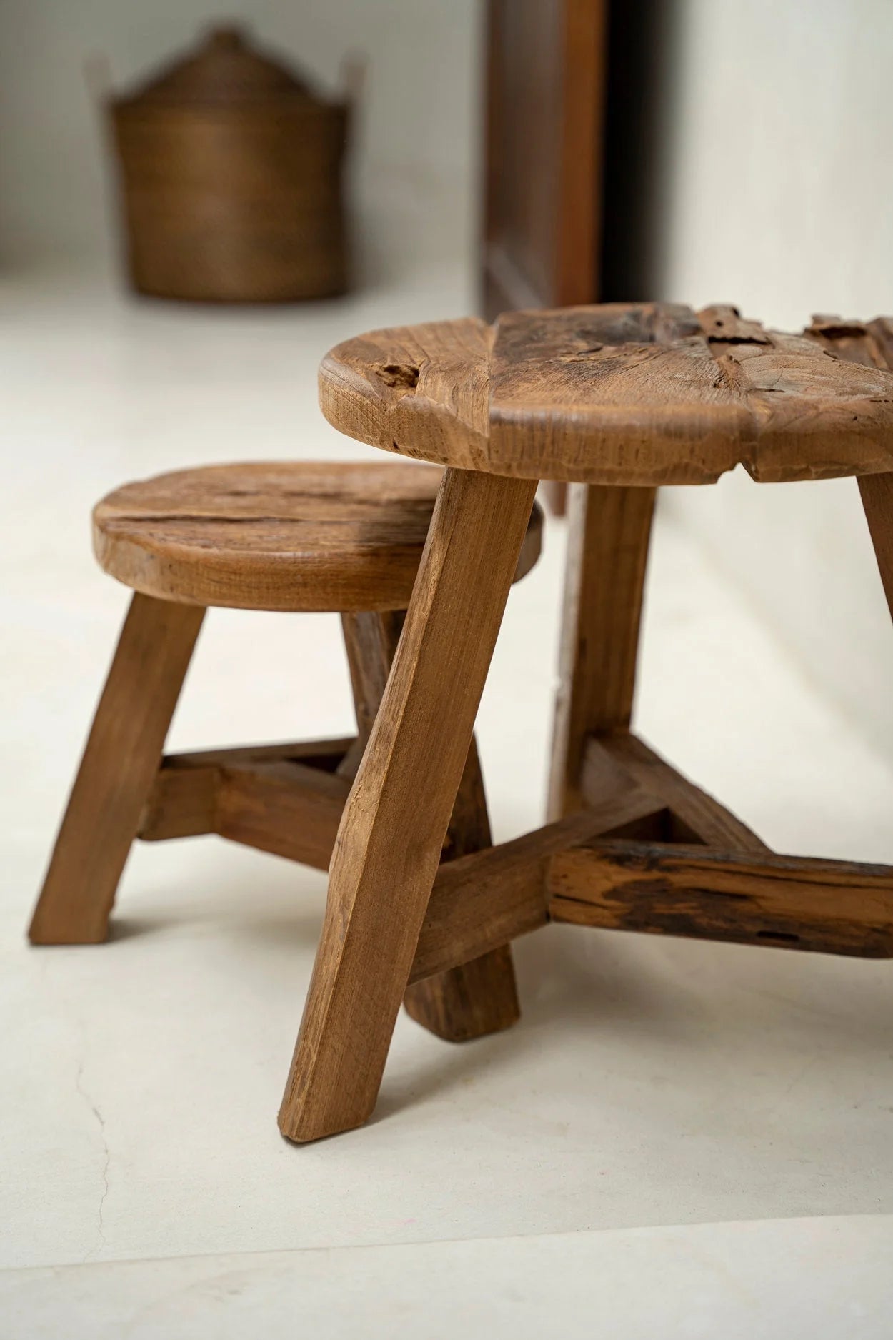 Tabouret rond en bois de teck recyclé finition brute – Ø37 cm