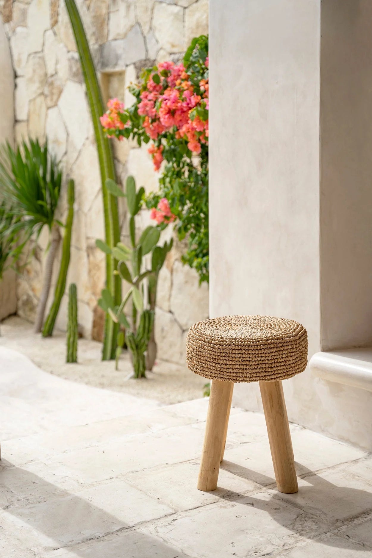 Tabouret rond en fibres tressées et bois naturel pour salon ou chambre – H45 cm