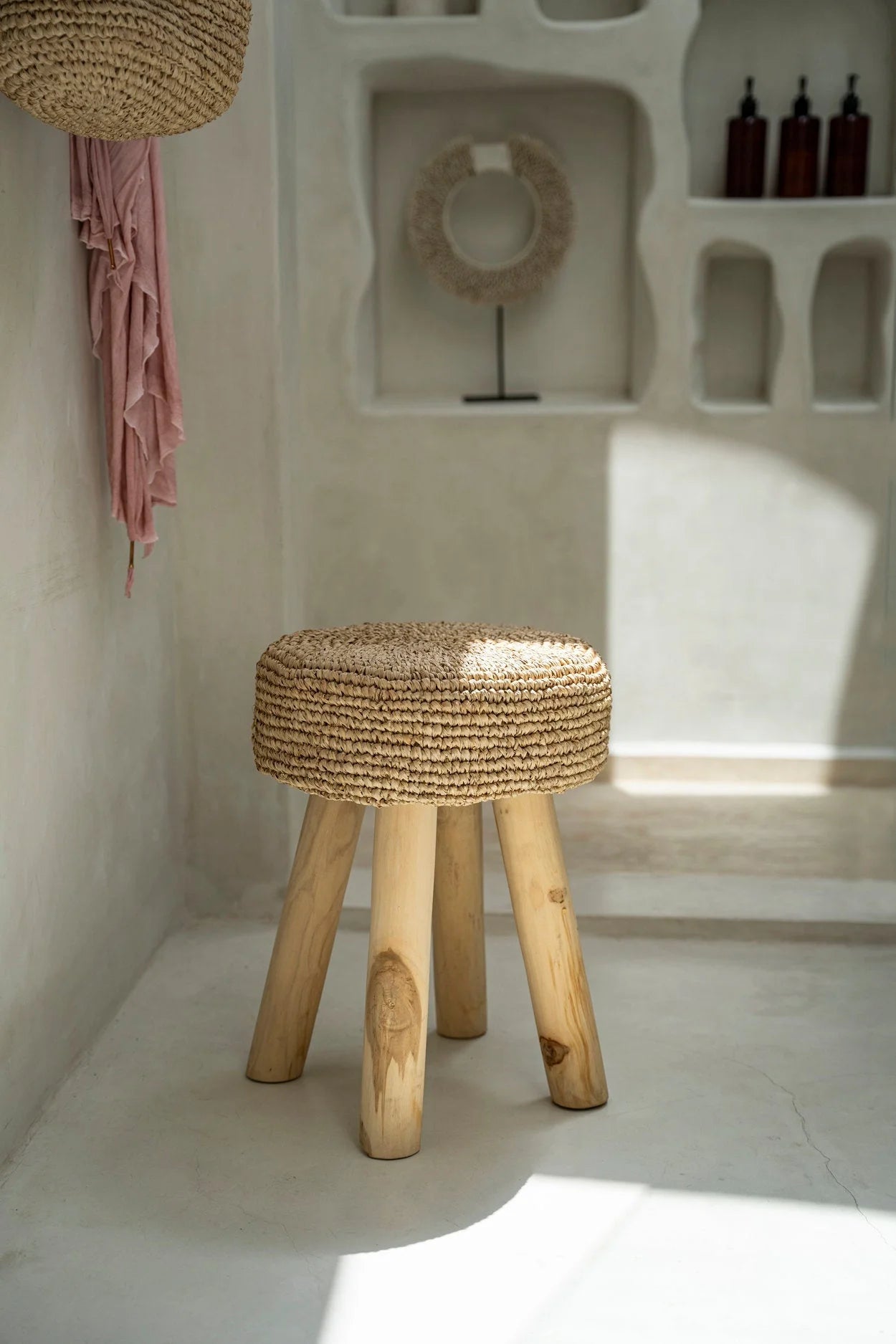 Tabouret rond en fibres tressées et bois naturel pour salon ou chambre – H45 cm