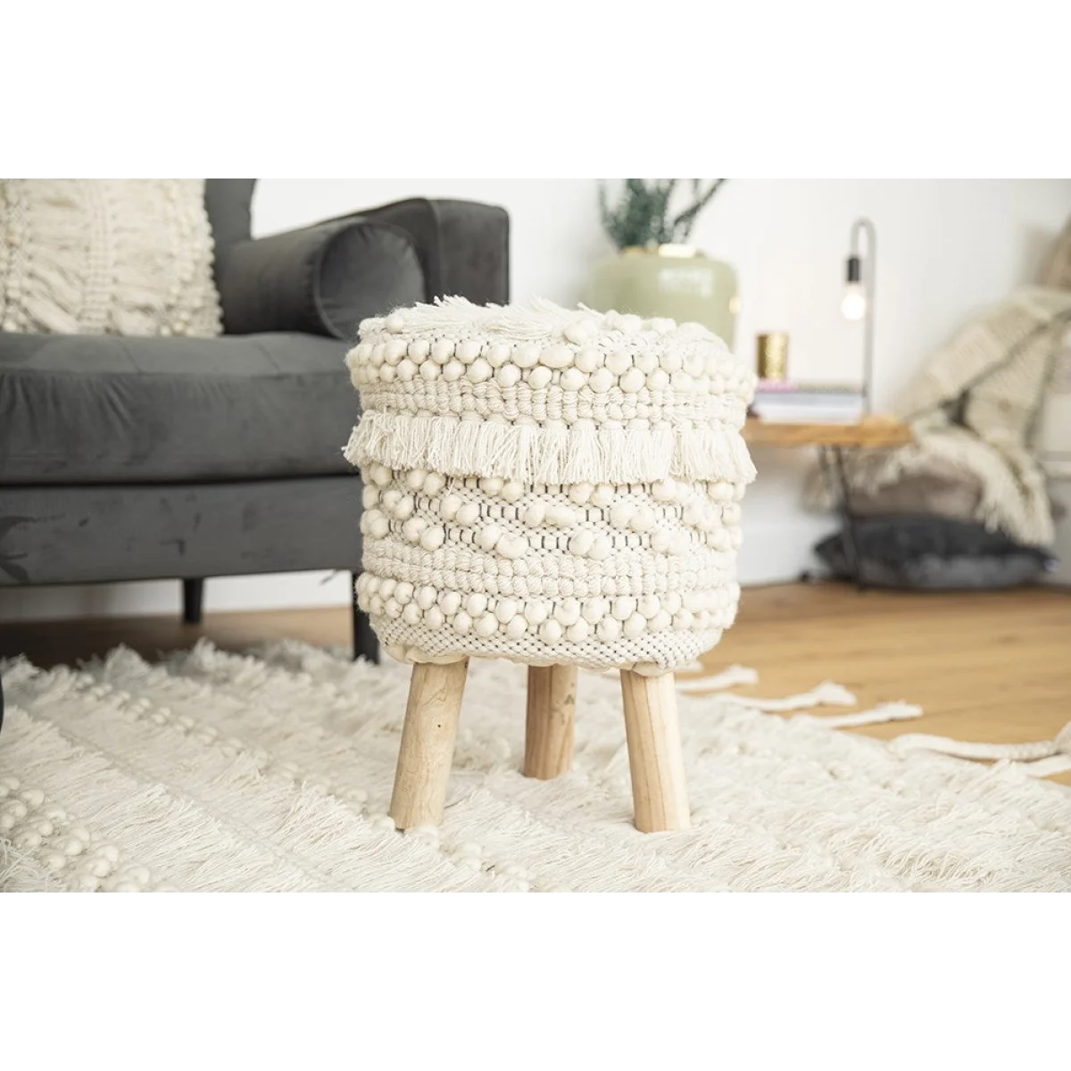 Ottoman rond en laine écrue crème texturée avec pieds en bois clair H50 cm
