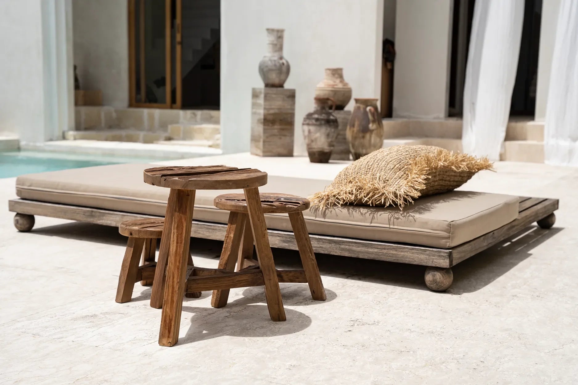Tabouret rond en teck recyclé avec finition naturelle, mobilier rustique durable