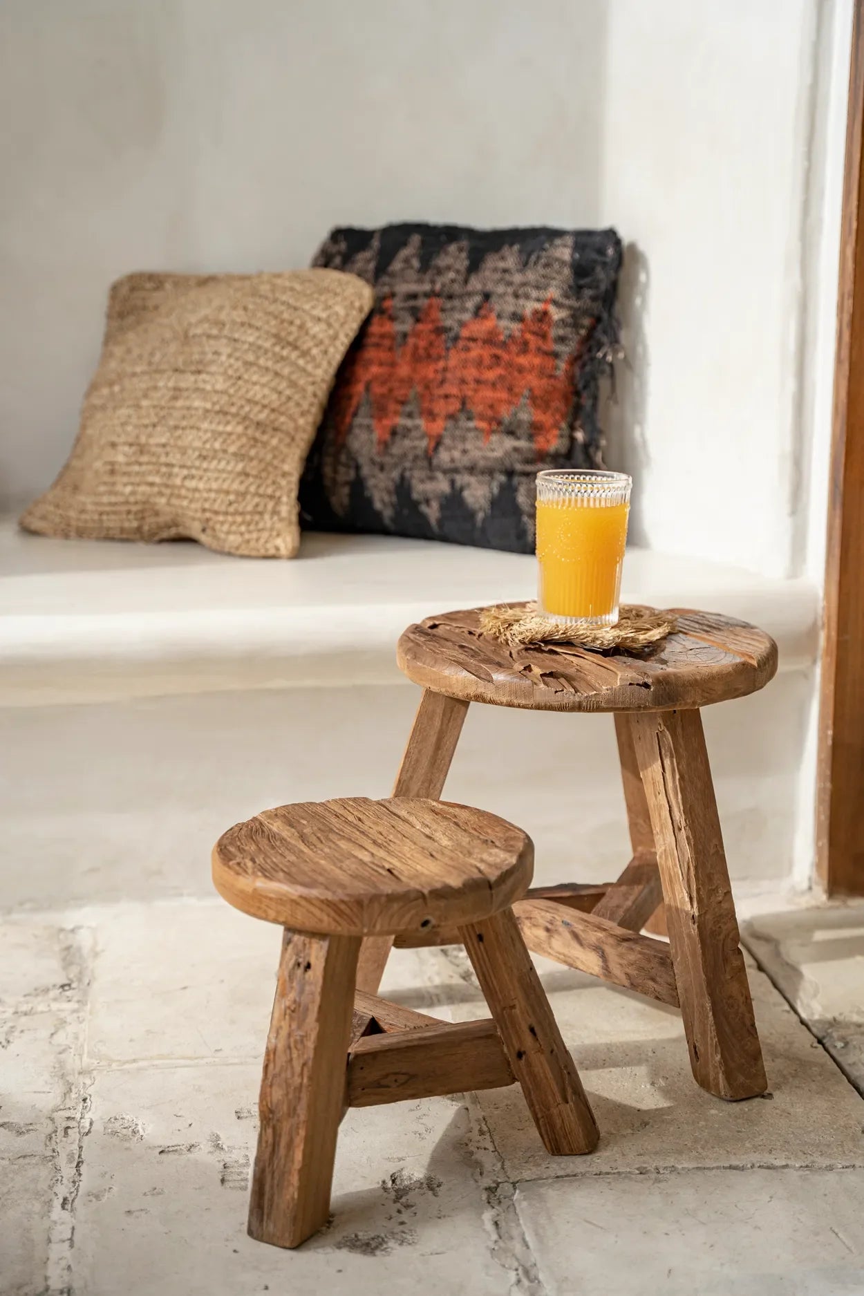 Tabouret rond en teck recyclé avec orange pressée, finition naturelle, hauteur 45 cm