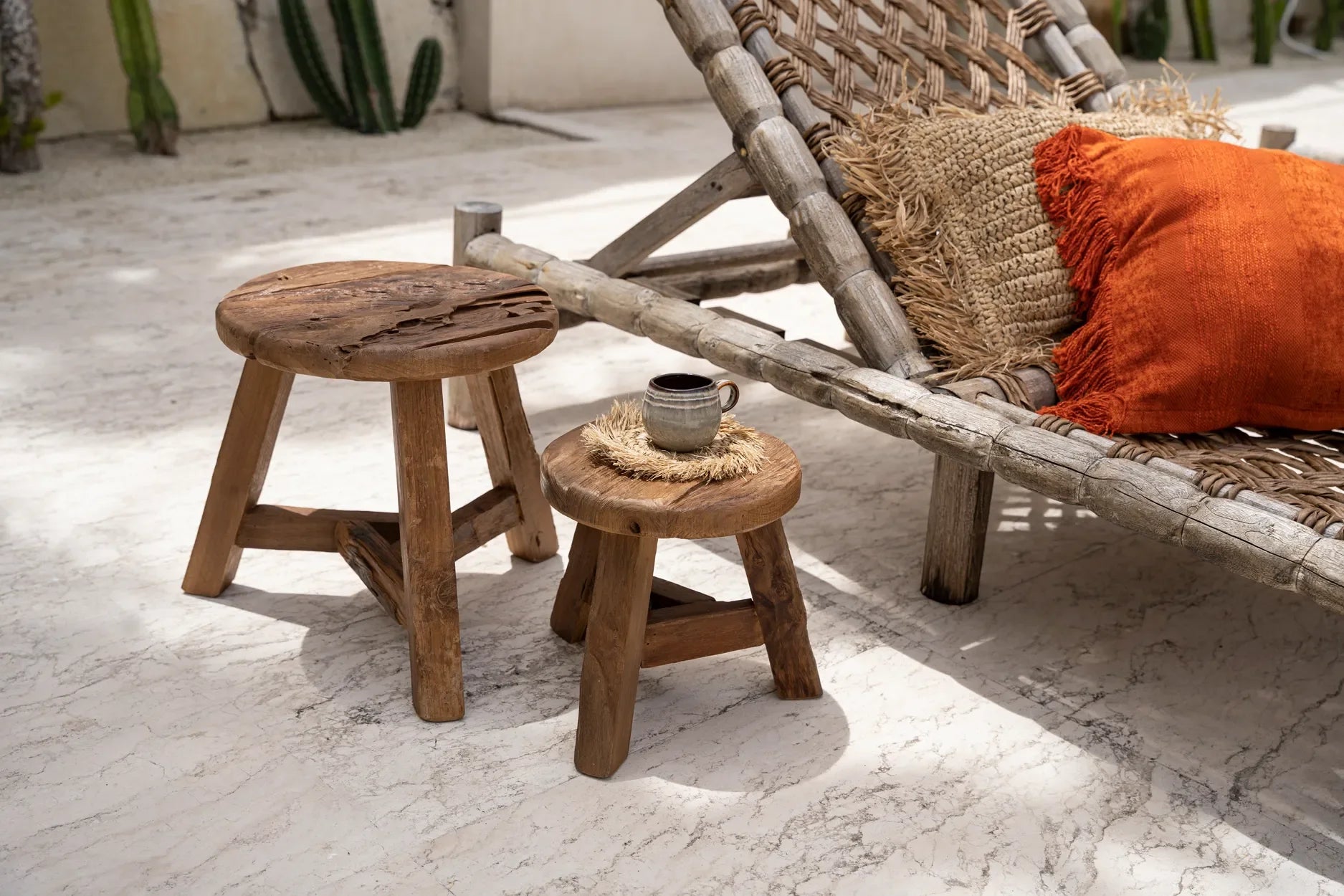Tabouret rond en teck recyclé finition naturelle avec des tabourets en bois rustiques